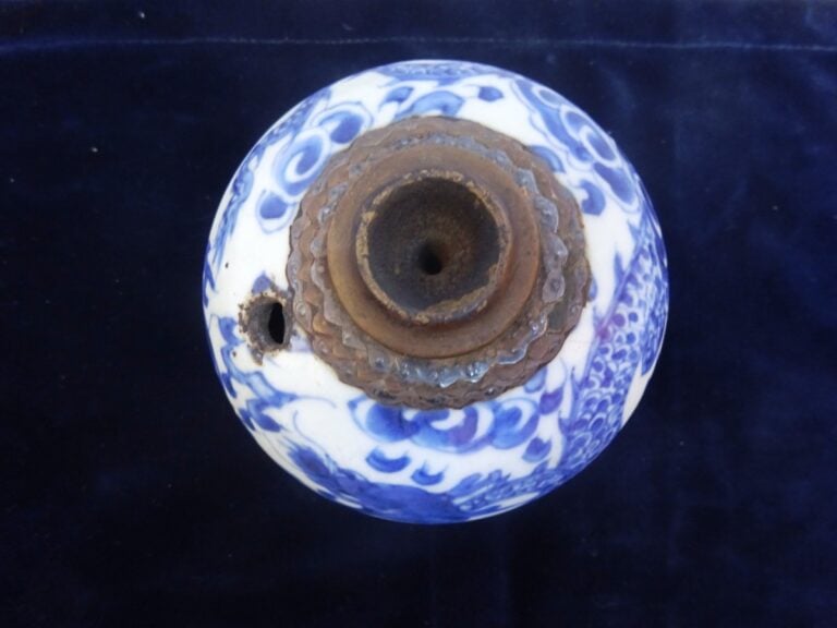 PIPE A EAU / A OPIUM EN PORCELAINE DITE " BLEU DE HUÊ ", - Vietnam - De forme o…