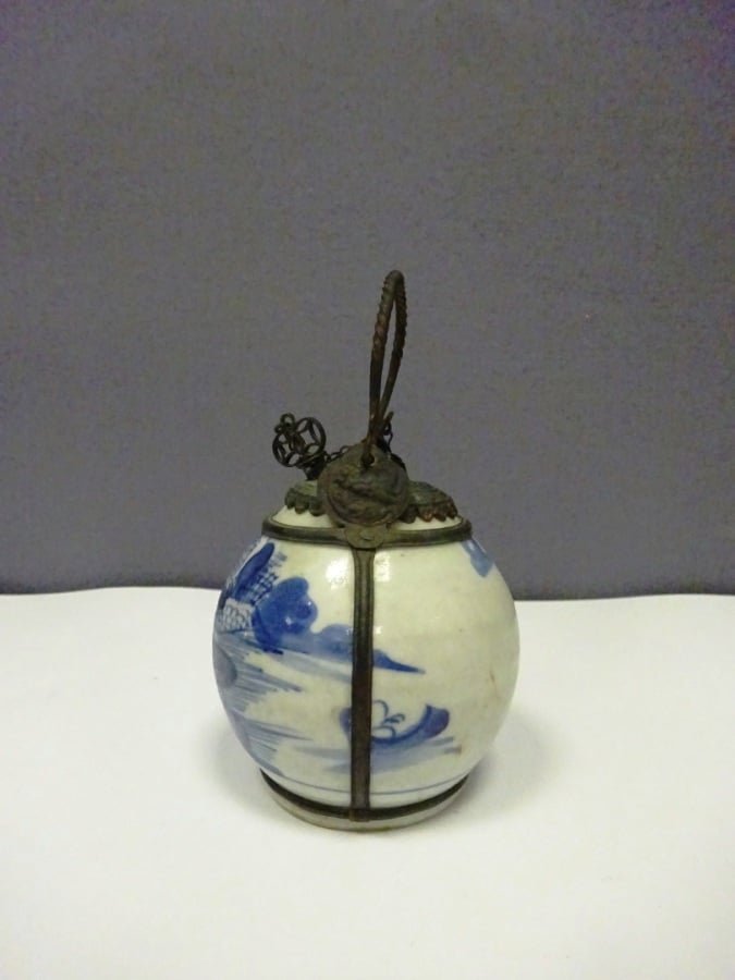 PIPE A EAU / A OPIUM EN PORCELAINE DITE "BLEU DE HUE" - Vietnam, - Ovoïde elle…