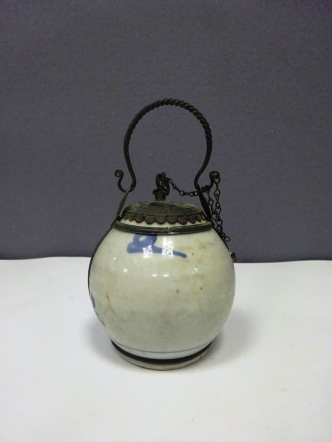 PIPE A EAU / A OPIUM EN PORCELAINE DITE "BLEU DE HUE" - Vietnam, - Ovoïde elle…