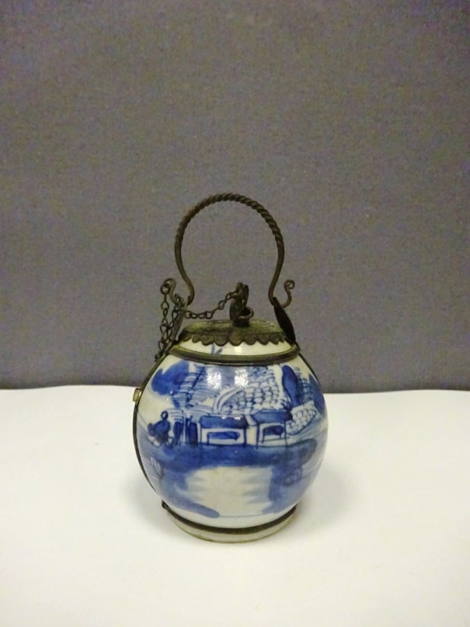 PIPE A EAU / A OPIUM EN PORCELAINE DITE "BLEU DE HUE" - Vietnam, - Ovoïde elle…