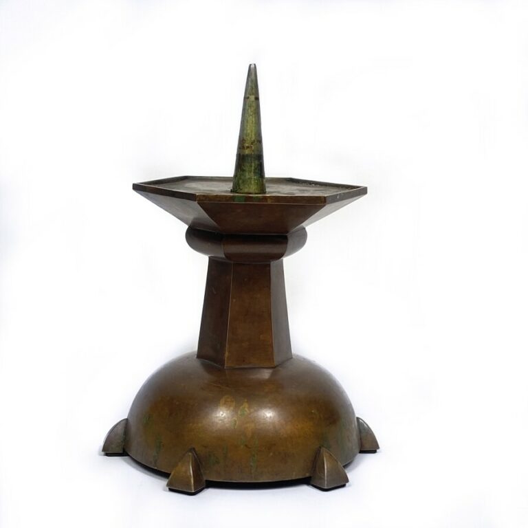 Pique-cierge en demi-sphère et base hexagonale en bronze patiné. XVIIIème siècl…