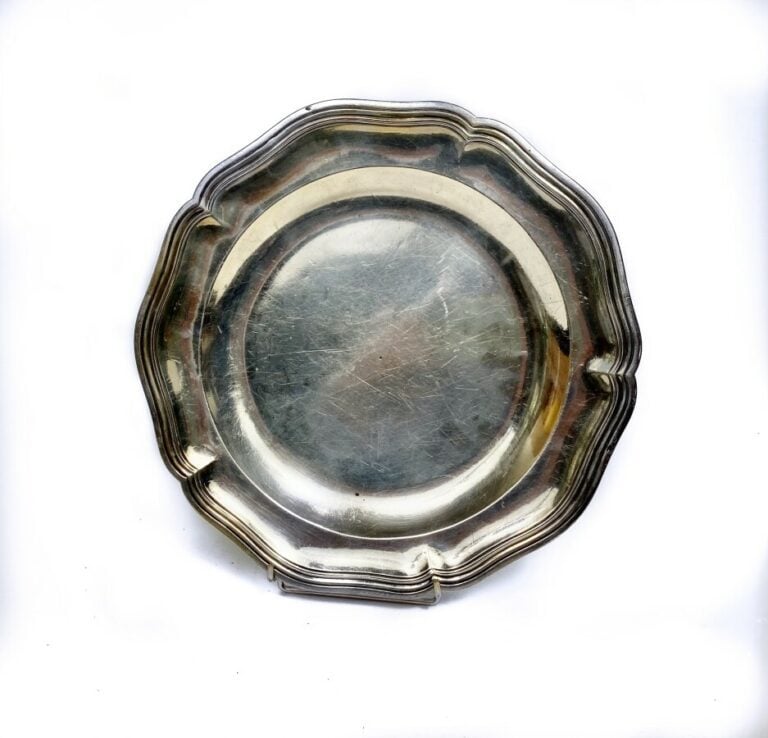 Plat rond à contours et bordure de filets forts. Paris XVIIIème(P avec une cour…