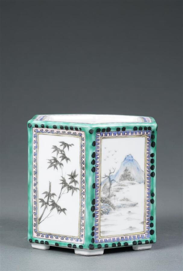 POT A PINCEAUX HEXAGONAL EN PORCELAINE A DECOR EMAILLE POLYCHROME ET EN GRISAIL…