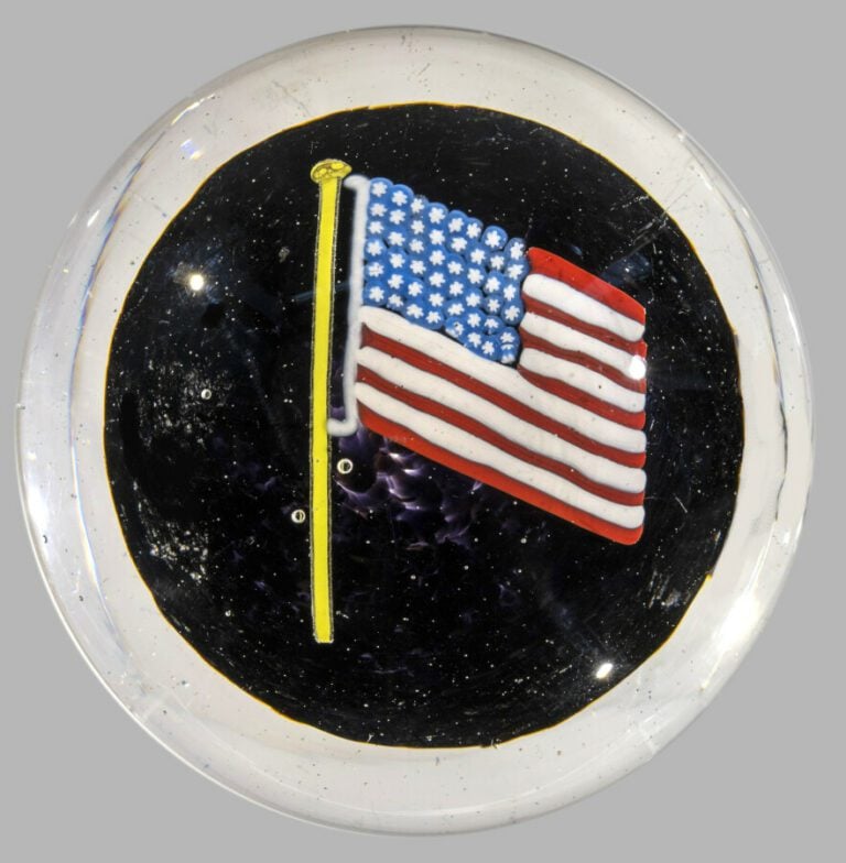 Presse-papiers à fond noir orné du drapeau des Etats-Unis d'Amérique.Diam.8,7 c…