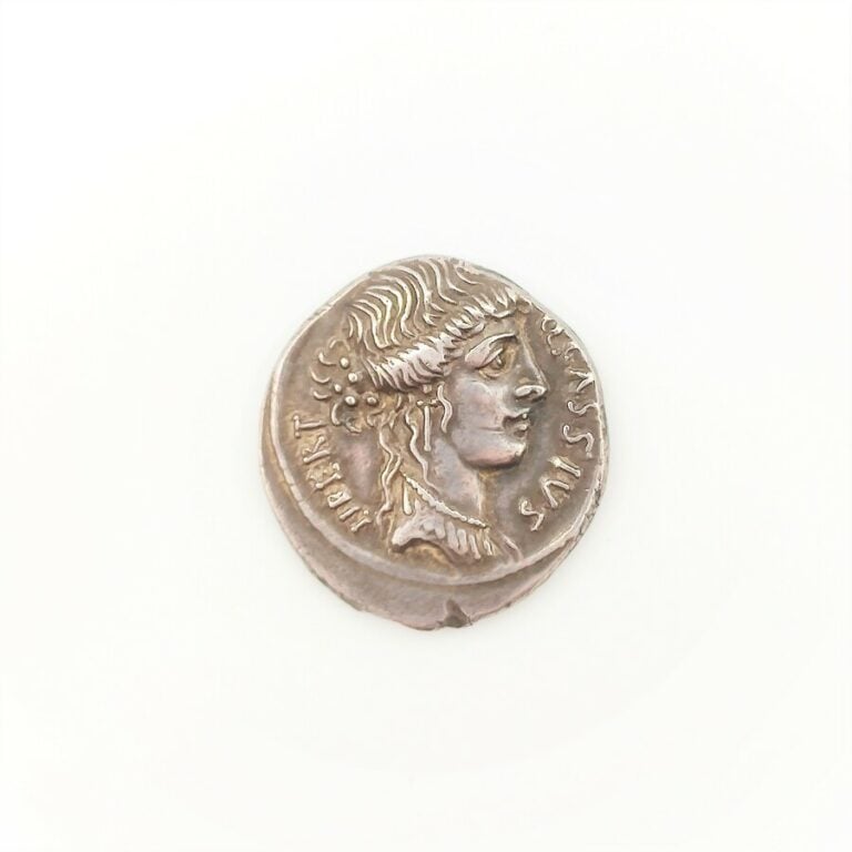 Q. Cassius Longinus. Denier au temple de Vesta, 55 av. J.-C. Cassia 9, Cr. 428/…