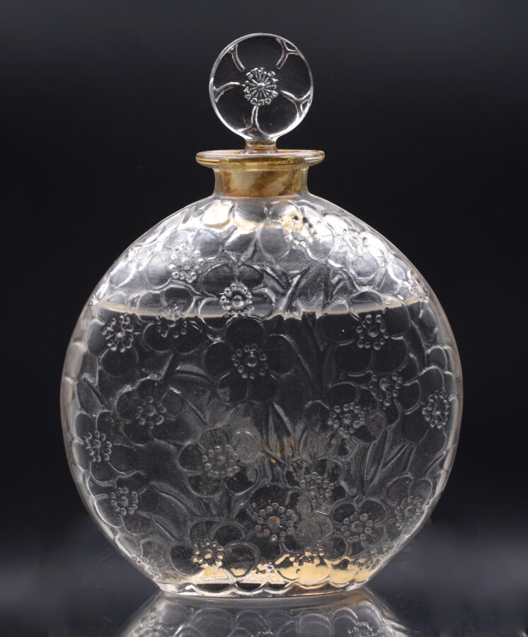 R.Lalique.Flacon à parfum "Le Lys" pour la marque D'Orsay, en verre soufflé-mou…