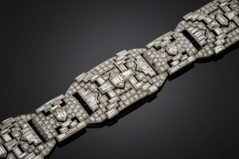 Rare BRACELET "manchette" géométrique en platine (950) ajouré, serti de diamant…