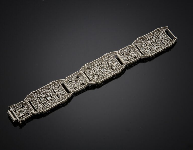 Rare BRACELET "manchette" géométrique en platine (950) ajouré, serti de diamant…
