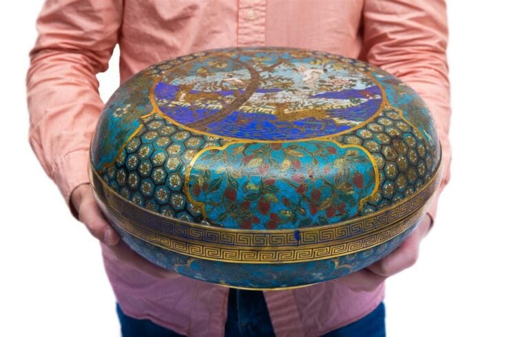 RARE GRANDE BOÎTE LENTICULAIRE COUVERTE EN EMAUX CLOISONNES - Chine, Dynastie Q…