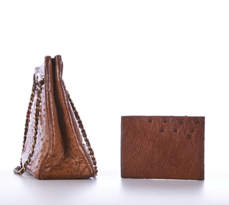 RAYMOND TABACCHI, ANONYME - CABAS et POCHETTE en autruche cognac, garnitures en…