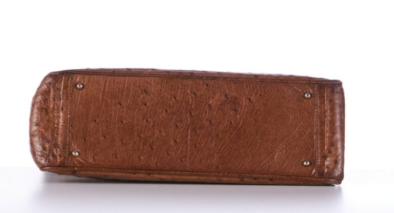 RAYMOND TABACCHI, ANONYME - CABAS et POCHETTE en autruche cognac, garnitures en…