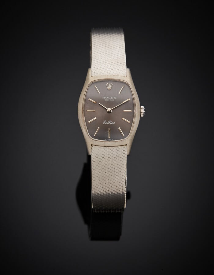 ROLEX - BRACELET MONTRE "tonneau" de dame, modèle "Cellini" en or gris (750%).…