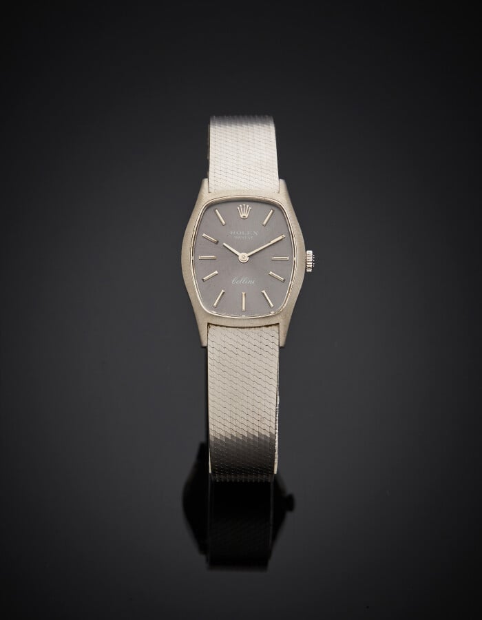 ROLEX - BRACELET MONTRE "tonneau" de dame, modèle "Cellini" en or gris (750%).…