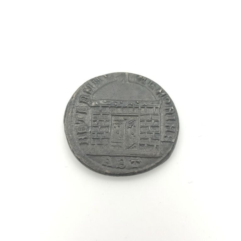 Romulus divinisé, fils de Maxence (306-312). Follis au Mausolée de Romulus mort…