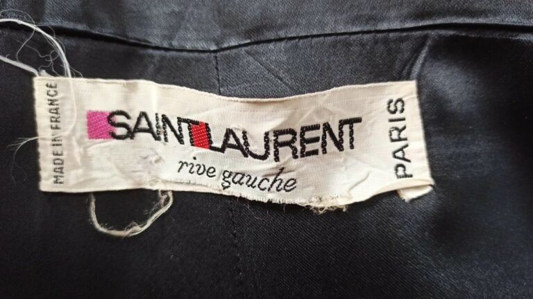 SAINT LAURENT RIVE GAUCHE - circa 1973 - PARKA en crêpe satiné noir partielleme…