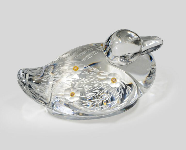 Saint-Louis.Canard en cristal moulé et gravé de motifs floraux incluant cinq bo…