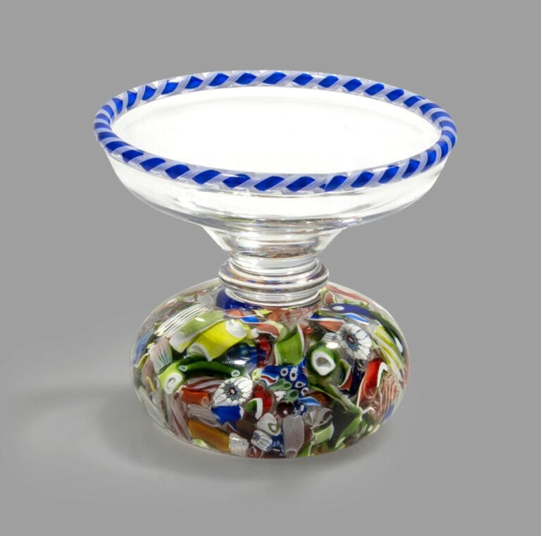 Saint-Louis.Coupe baguier bordée d'une torsade bleue et blanche filigranée, sur…