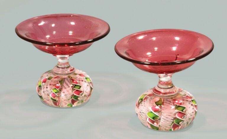 Saint-Louis.Paire de petites coupes baguiers en cristal rouge sur presse-papier…