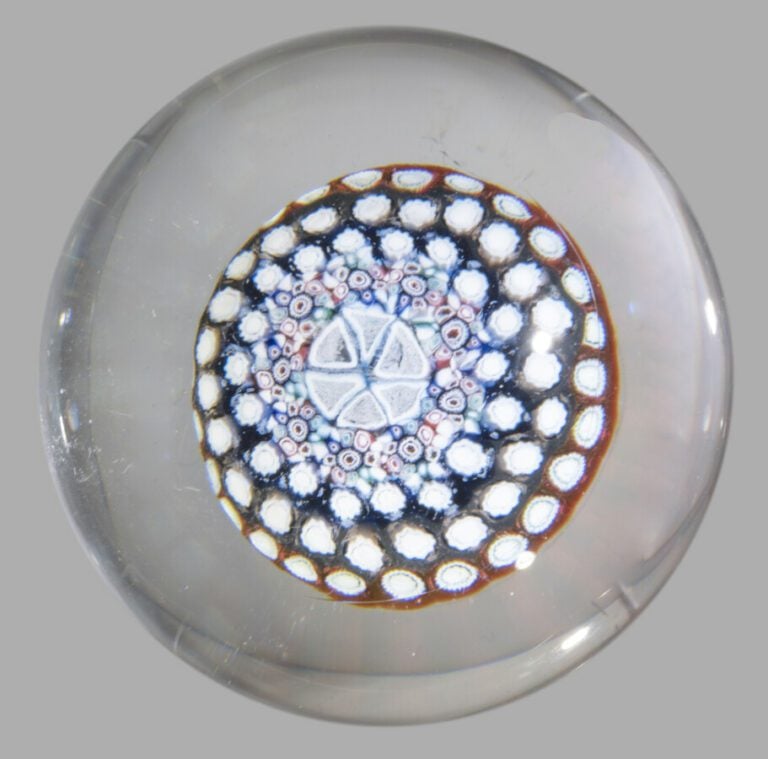 Saint-Louis.Presse-papiers à motif de dôme de quatre cercles de bonbons organis…