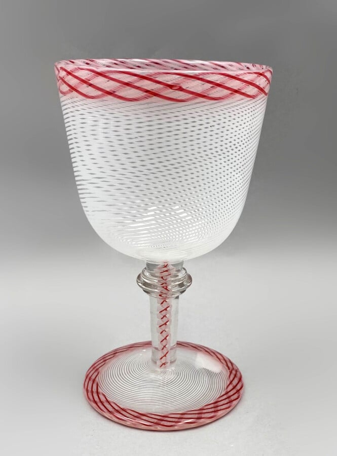 Saint-Louis.Verre à pied en cristal filigrané blanc spiralé, le bord et le pied…