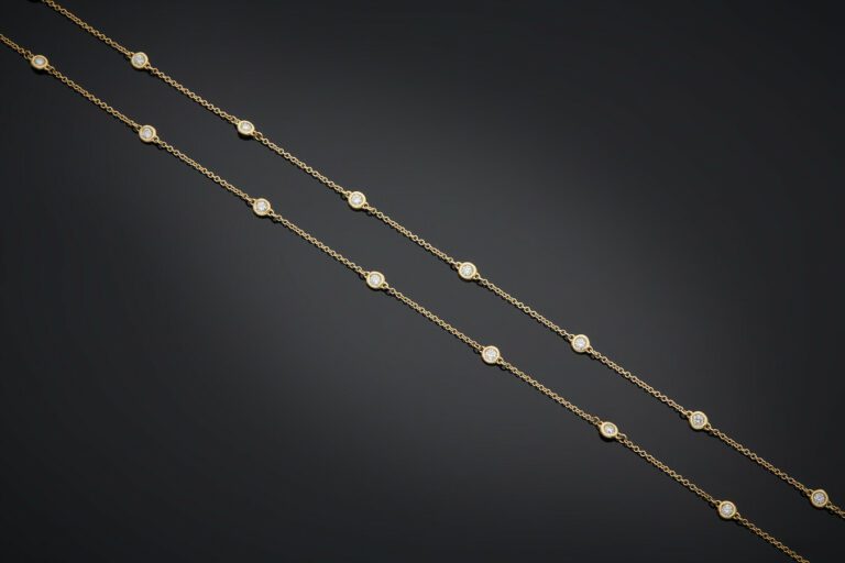 SAUTOIR chaînette en or jaune (750) serti de 31 diamants taille brillant en ser…