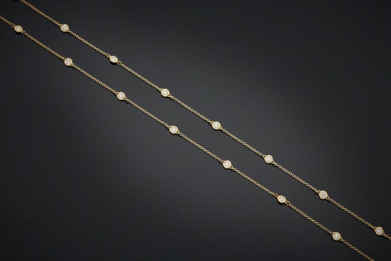 SAUTOIR chaînette en or jaune (750) serti de 31 diamants taille brillant en ser…