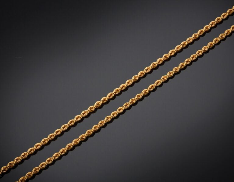 SAUTOIR en or jaune (750) torsadé. Raccord au centre. - Long.: 83 cm. Poids : 2…