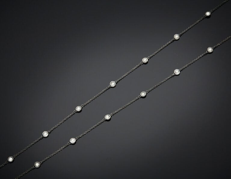 SAUTOIR en or noirci (585) 14 carats, serti de 31 diamants taille brillant en s…