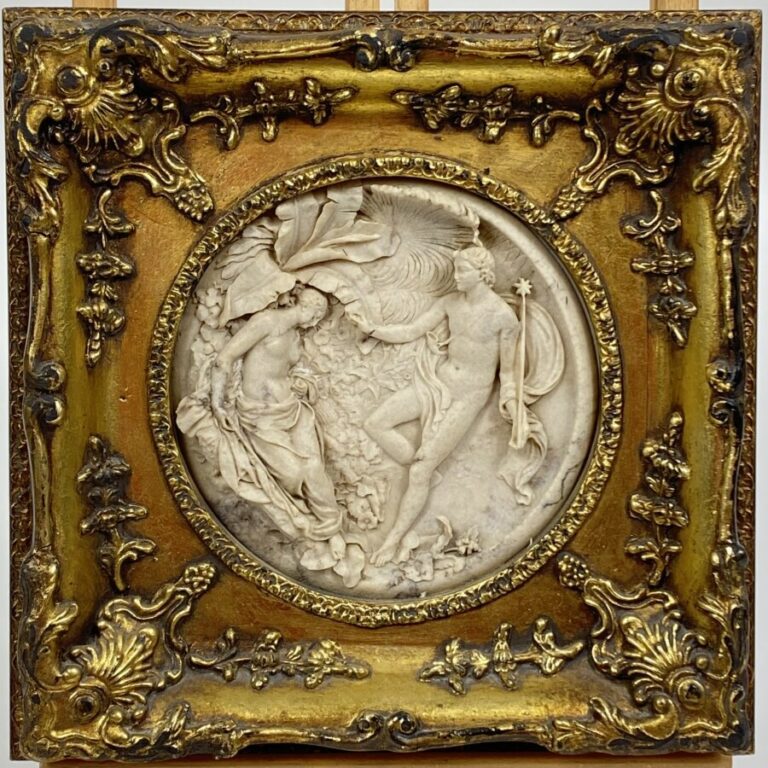 Scène mythologique - Composition ovale, poudre de marbre - Dans un cadre doré -…