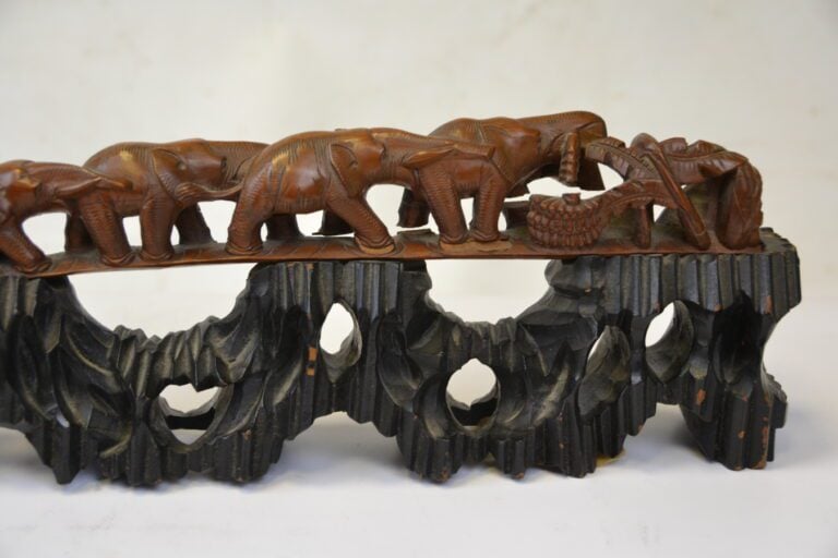SCULPTURE EN BOIS REPRESENTANT UNE CARAVANE D'ELEPHANTS - Sud-Est Asiatique - (…