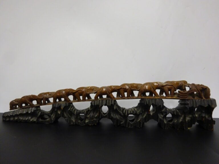 SCULPTURE EN BOIS REPRESENTANT UNE CARAVANE D'ELEPHANTS - Sud-Est Asiatique - (…
