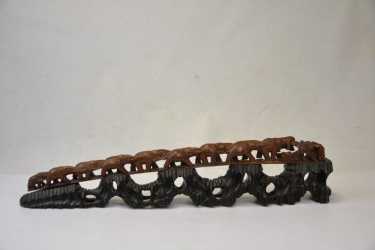 SCULPTURE EN BOIS REPRESENTANT UNE CARAVANE D'ELEPHANTS - Sud-Est Asiatique - (…