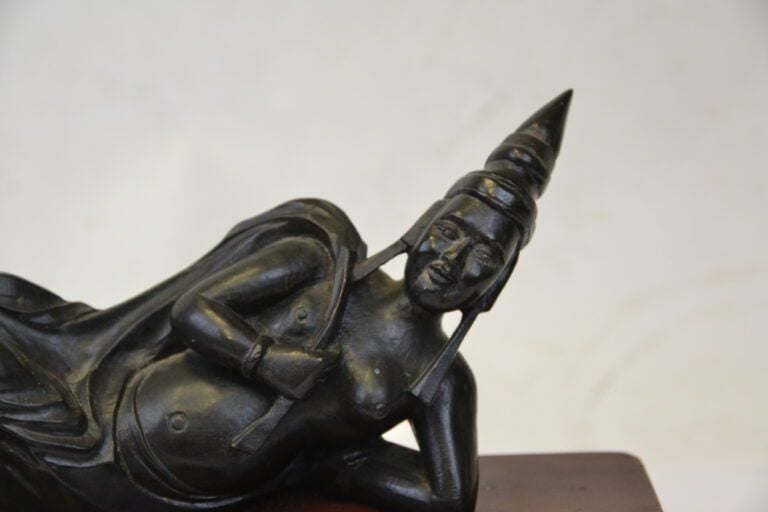 SCULPTURE EN BOIS REPRESENTANT UNE GUANYIN ALLONGEE - Sud-est Asiatique - Elle…