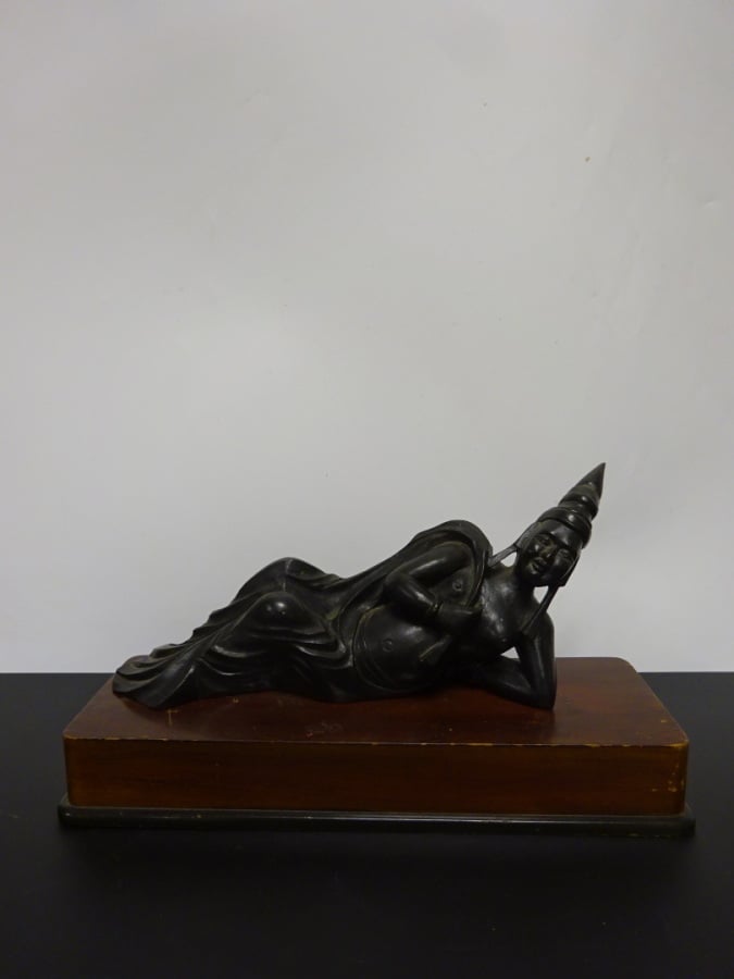 SCULPTURE EN BOIS REPRESENTANT UNE GUANYIN ALLONGEE - Sud-est Asiatique - Elle…