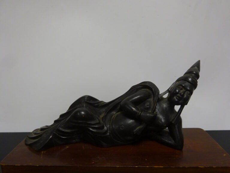 SCULPTURE EN BOIS REPRESENTANT UNE GUANYIN ALLONGEE - Sud-est Asiatique - Elle…