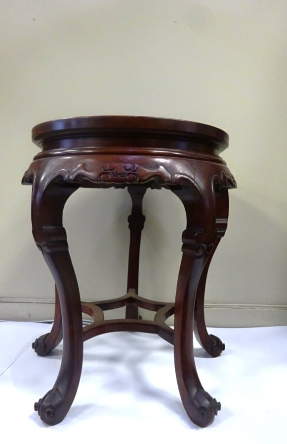 SELETTE EN BOIS INDIGENE DESSUS ENRICHI D'UN PLATEAU EN EMAUX - Chine, - Elle r…