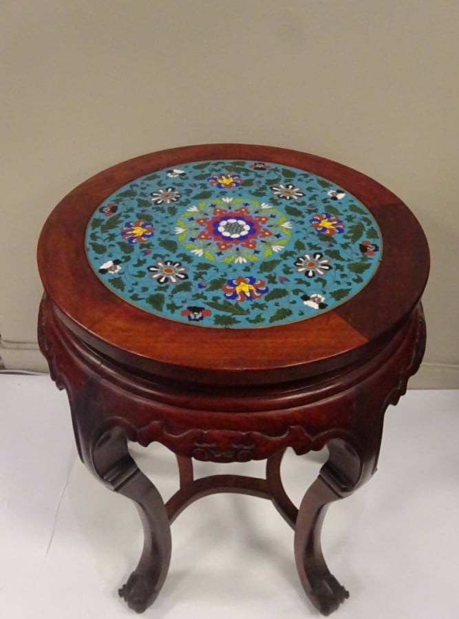 SELETTE EN BOIS INDIGENE DESSUS ENRICHI D'UN PLATEAU EN EMAUX - Chine, - Elle r…