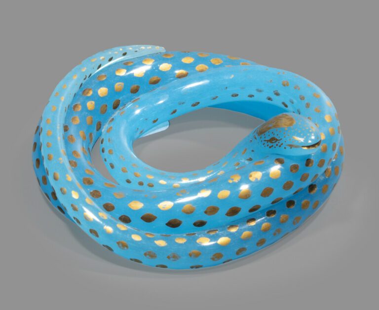 Serpent lové en opaline bleue à pois dorés.Milieu du XIXe siècle.Diam. 10 cm, h…