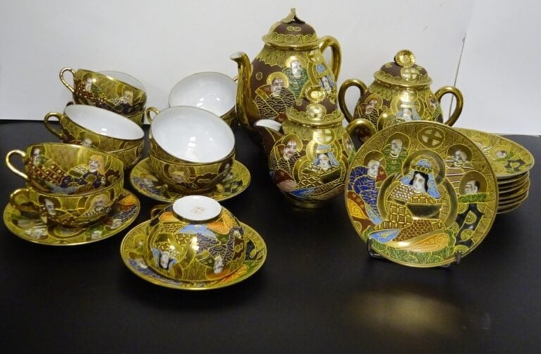 SERVICE A THE EN FAIENCE DE SATSUMA - Japon - Il comprend: - - Deux théières -…