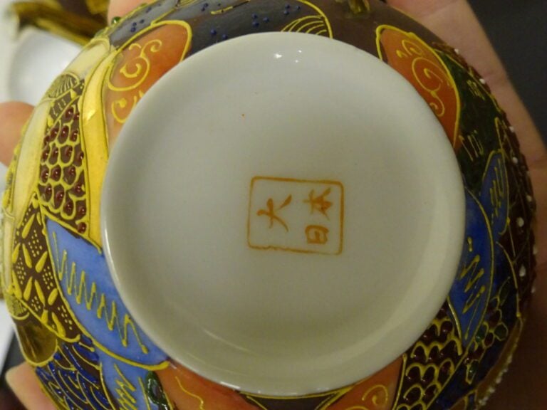 SERVICE A THE EN FAIENCE DE SATSUMA - Japon - Il comprend: - - Deux théières -…