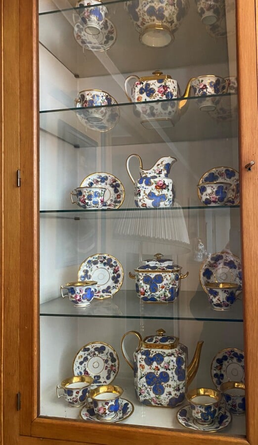 Service en porcelaine de Paris à décor de fleurs comprenant 12 tasses et sous t…