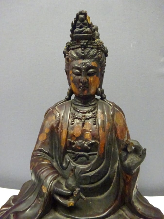 STATUE D'UNE DIVINITE EN BOIS LAQUE - XXe siècle - Assis sur un socle carré, el…