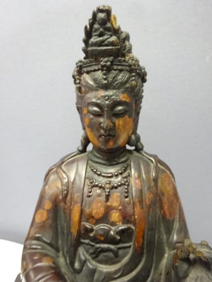 STATUE D'UNE DIVINITE EN BOIS LAQUE - XXe siècle - Assis sur un socle carré, el…