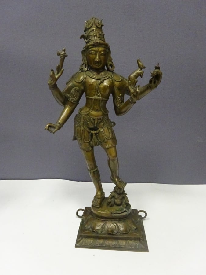 STATUE EN BRONZE D'UNE DANSEUSE APSARA - Sud Est Asiatique, - Elle est représen…