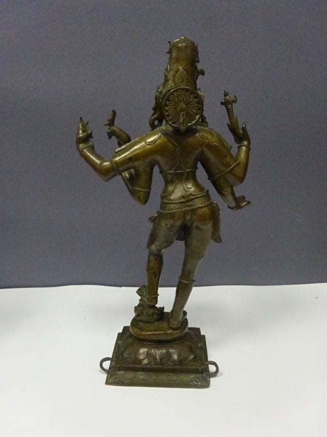STATUE EN BRONZE D'UNE DANSEUSE APSARA - Sud Est Asiatique, - Elle est représen…