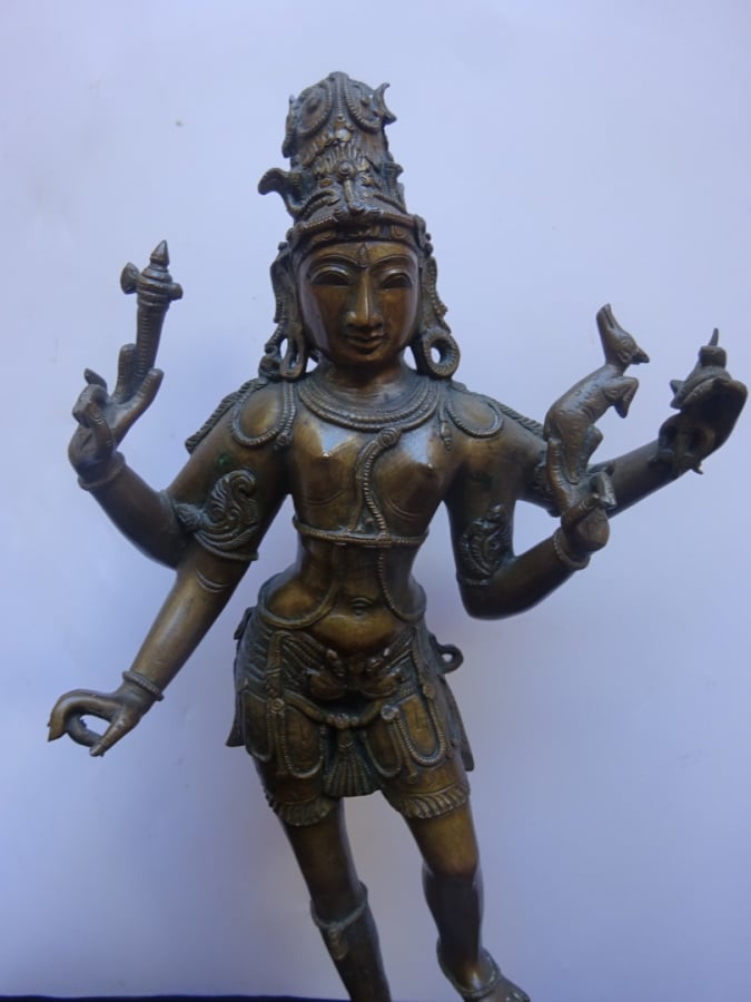 STATUE EN BRONZE D'UNE DANSEUSE APSARA - Sud Est Asiatique, - Elle est représen…
