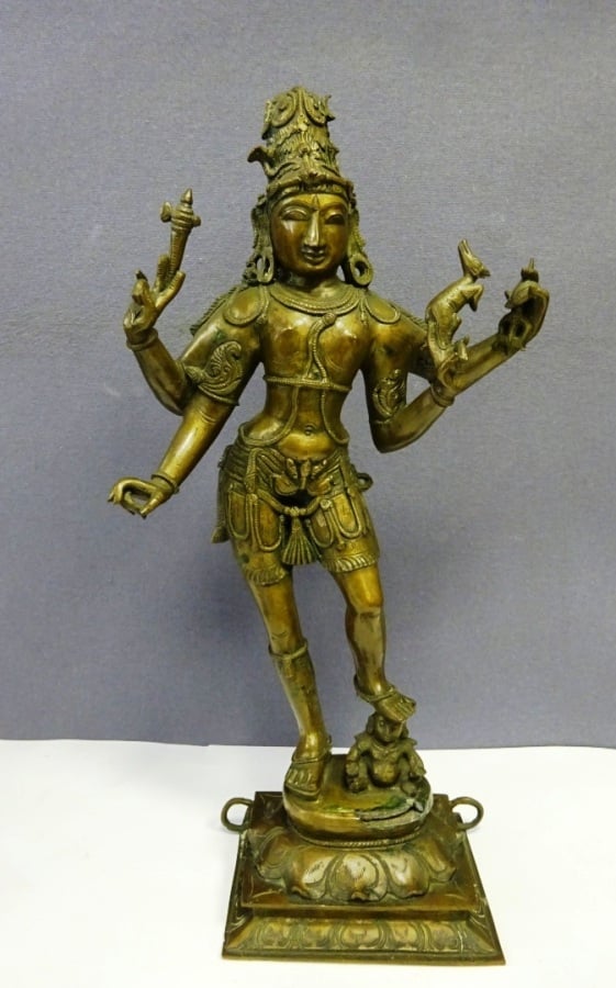 STATUE EN BRONZE D'UNE DANSEUSE APSARA - Sud Est Asiatique, - Elle est représen…
