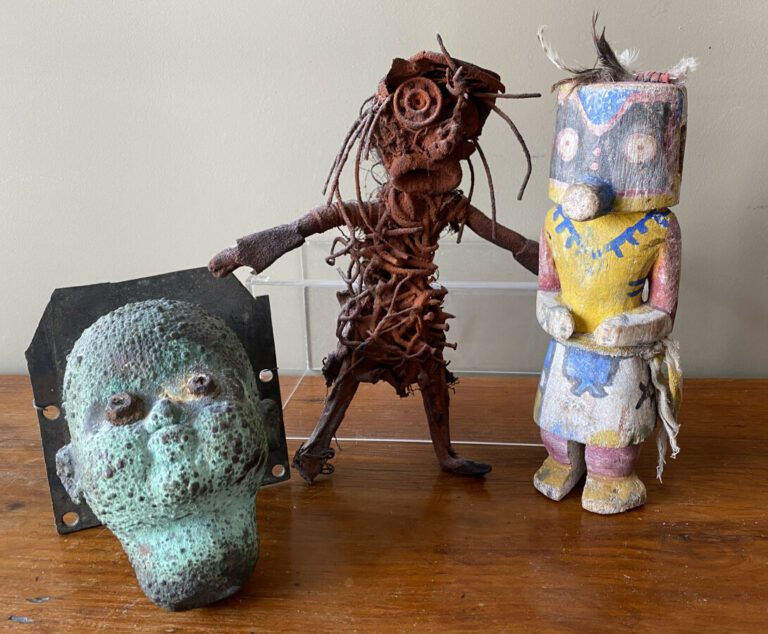 Statuette style kachina moderne, statuette "poupée vaudoue" et sculpture en bro…