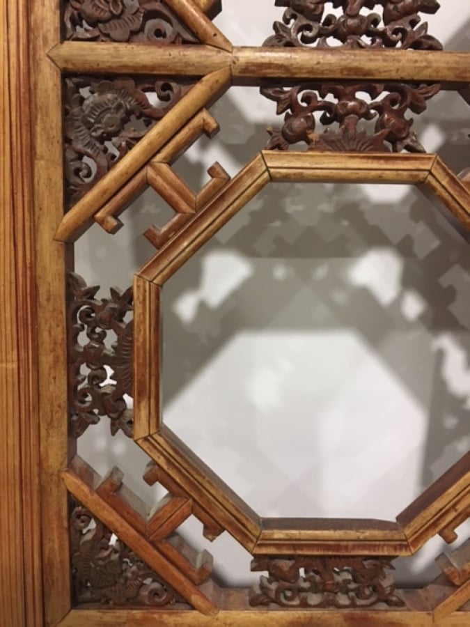 SUITE DE DEUX GRANDS PANNEAUX EN BOIS SCULPTE ET AJOURE - Chine, - Riche décoré…