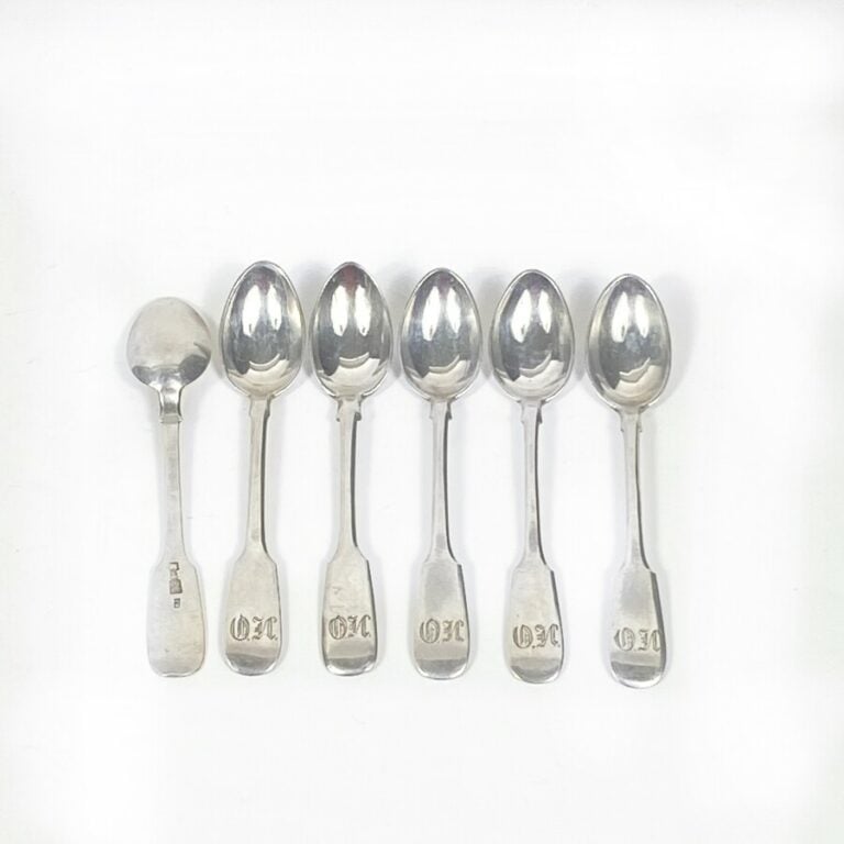 Suite de Six petites cuillères en argent russe uni, 1892. Les spatules monogram…